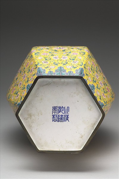 銅胎畫琺瑯黃地番蓮紋六角瓶