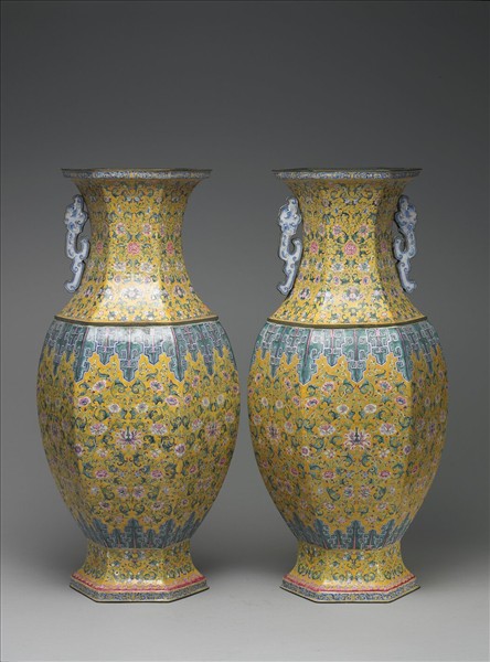 銅胎畫琺瑯黃地番蓮紋六角瓶