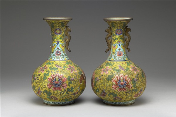 銅胎畫琺瑯黃地花卉長頸瓶