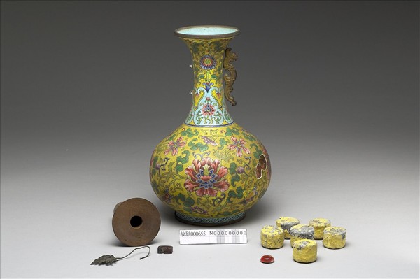 銅胎畫琺瑯黃地番蓮紋長頸瓶