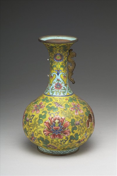 銅胎畫琺瑯黃地番蓮紋長頸瓶