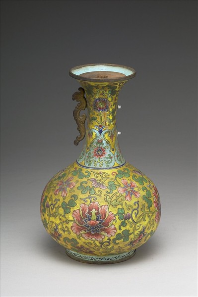 銅胎畫琺瑯黃地番蓮紋長頸瓶