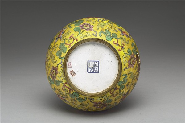 銅胎畫琺瑯黃地番蓮紋長頸瓶