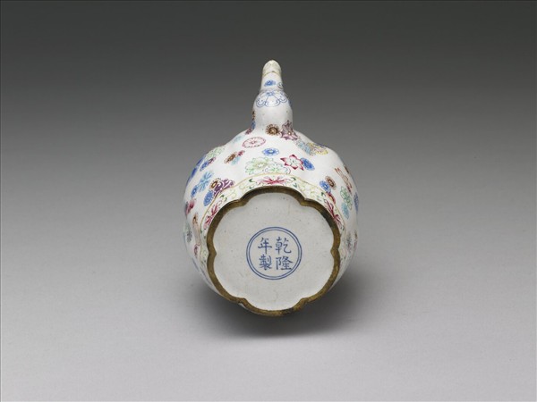 銅胎畫琺瑯皮球花紋提梁壺