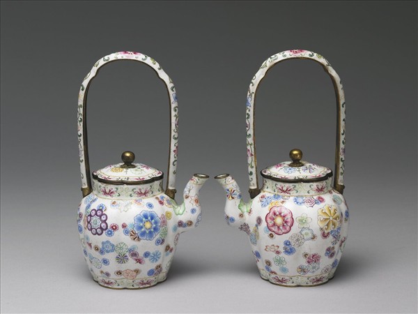 銅胎畫琺瑯皮球花紋提梁壺