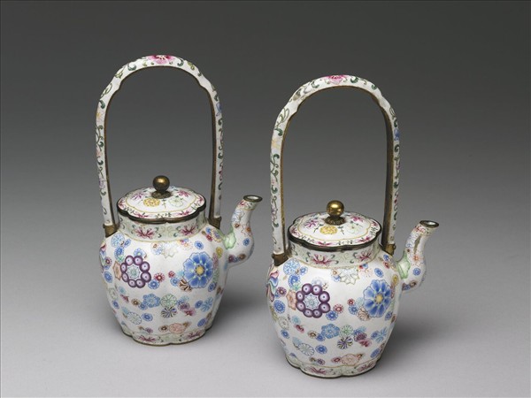 銅胎畫琺瑯皮球花紋提梁壺