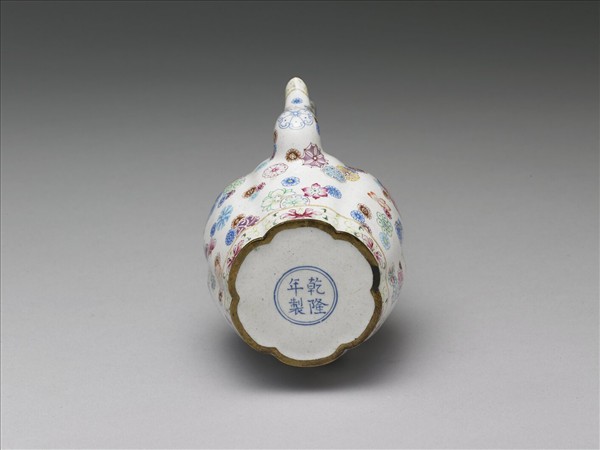 銅胎畫琺瑯皮球花紋提梁壺