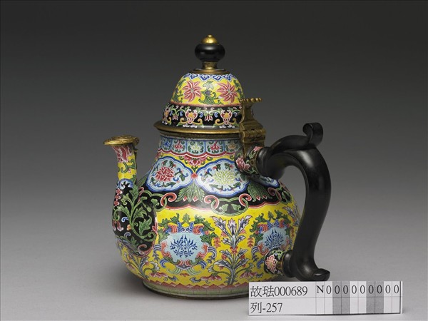 銅胎畫琺瑯黃地花卉紋烏木把壺