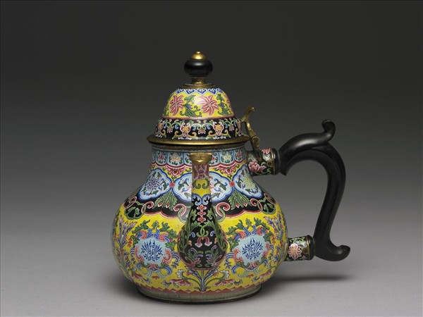 銅胎畫琺瑯黃地花卉紋烏木把壺