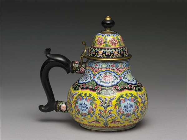 銅胎畫琺瑯黃地花卉紋烏木把壺