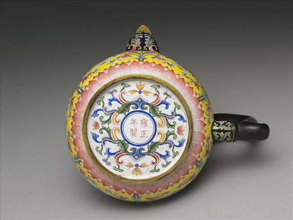 銅胎畫琺瑯黃地花卉紋烏木把壺