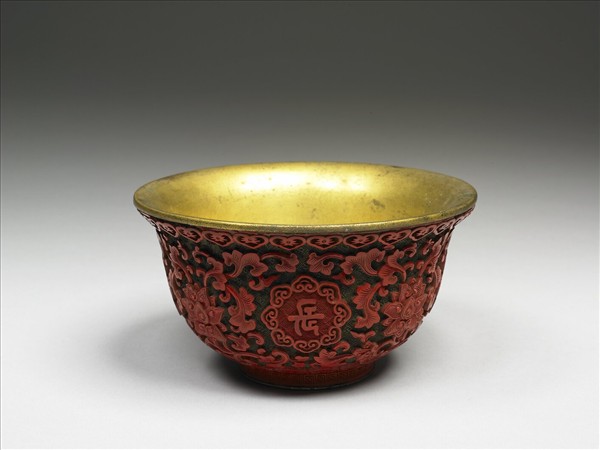 剔紅萬歲長春番蓮紋碗