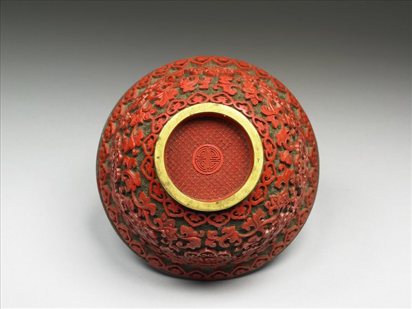 剔紅萬歲長春番蓮紋碗