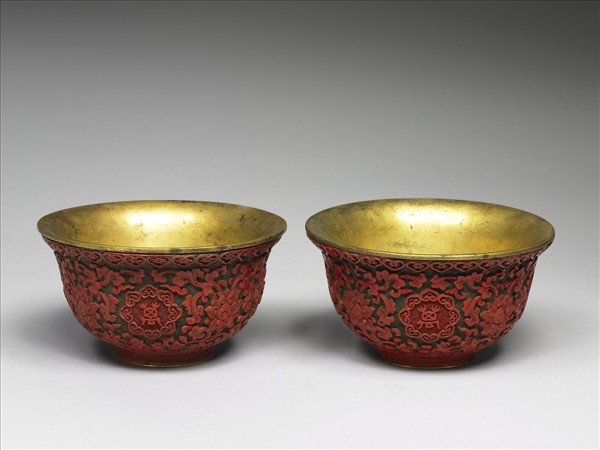 剔紅萬歲長春番蓮紋碗