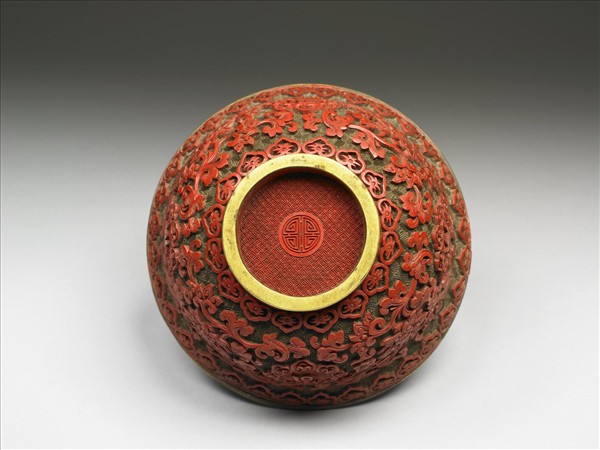 剔紅萬歲長春番蓮紋碗