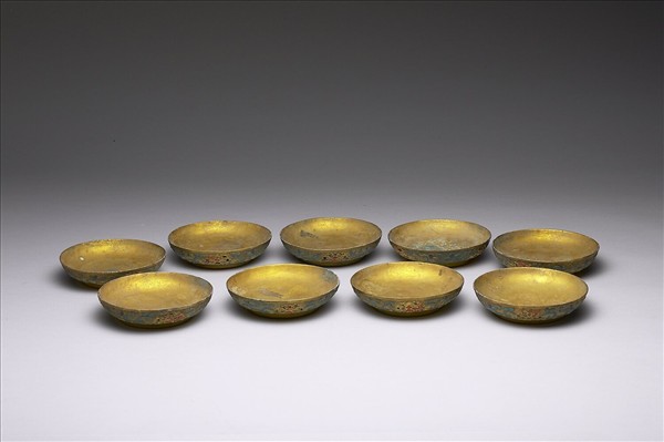 銅鍍金內填琺瑯嵌寶石盤