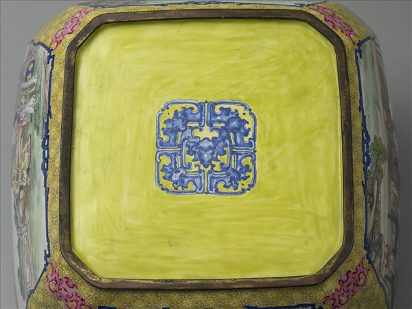 銅胎畫琺瑯課子圖方盆