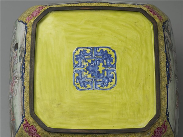 銅胎畫琺瑯課子圖方盆