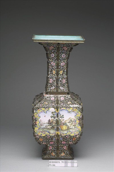 銅胎畫琺瑯帶戟方形瓶