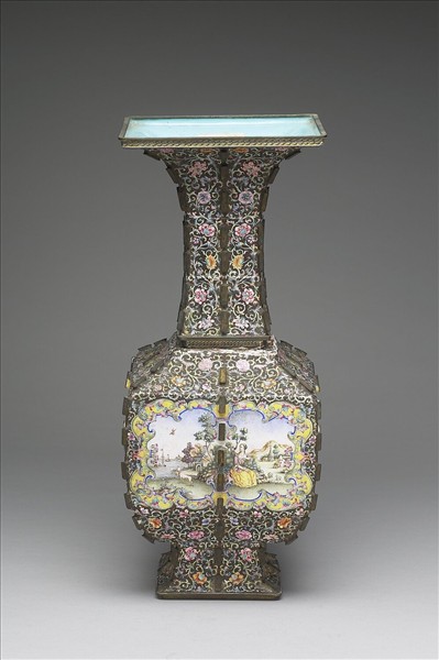 銅胎畫琺瑯帶戟方形瓶