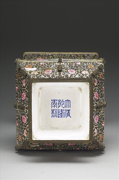 銅胎畫琺瑯帶戟方形瓶