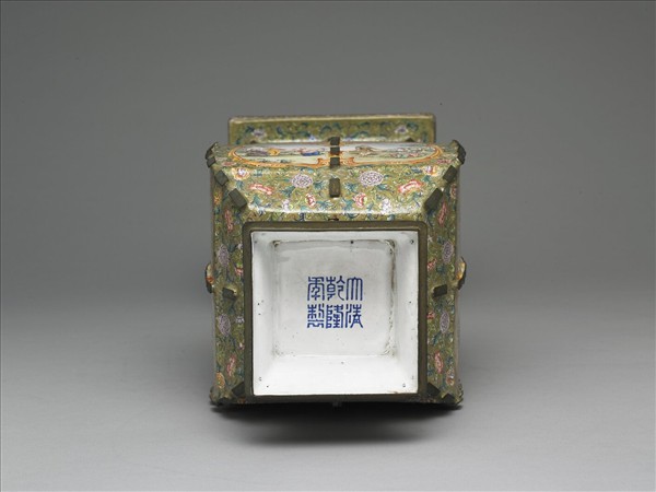 銅胎畫琺瑯帶戟方形瓶