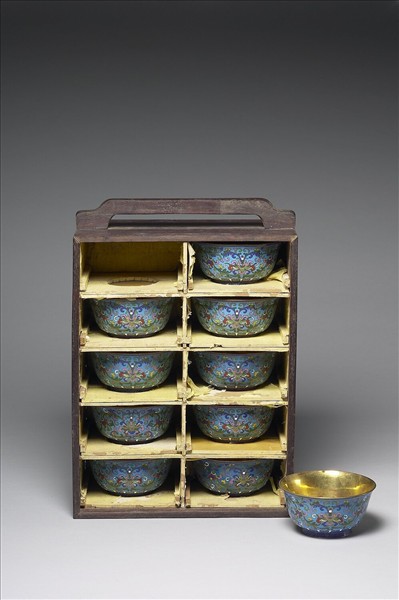 掐絲琺瑯番蓮紋碗