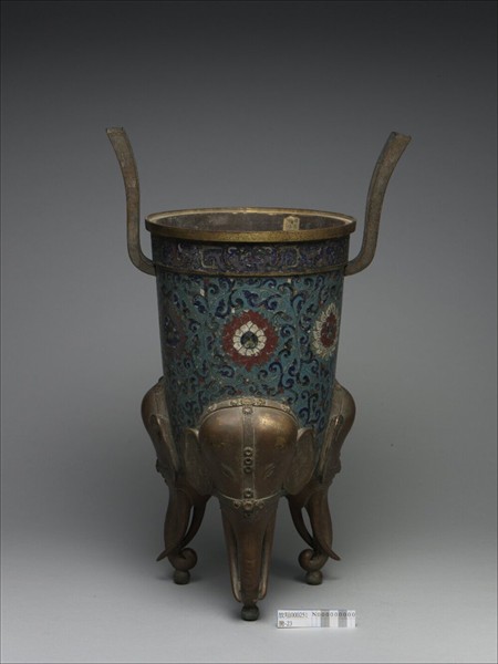 掐絲琺瑯三足爐