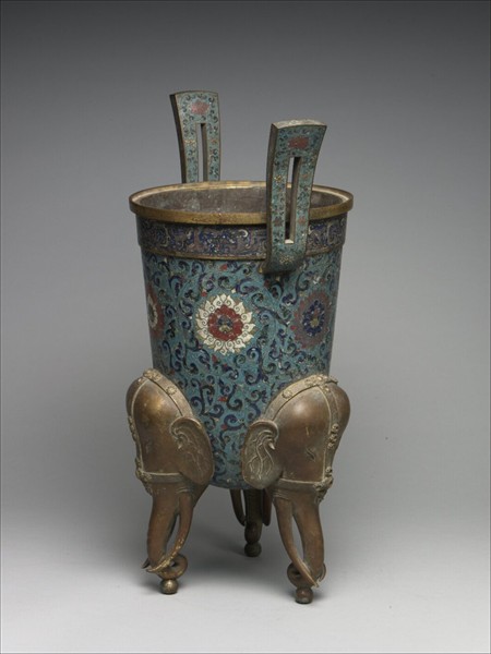 掐絲琺瑯三足爐