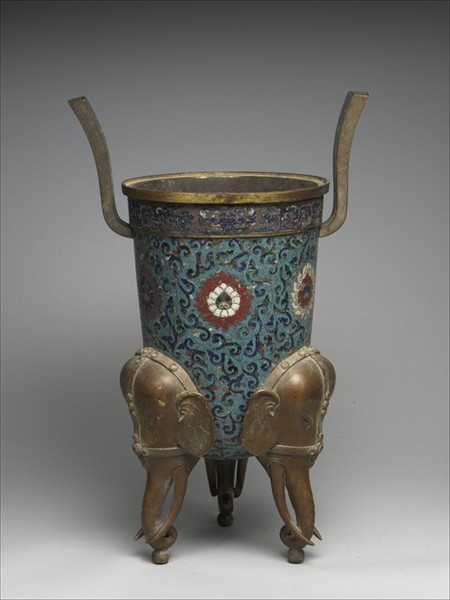 掐絲琺瑯三足爐