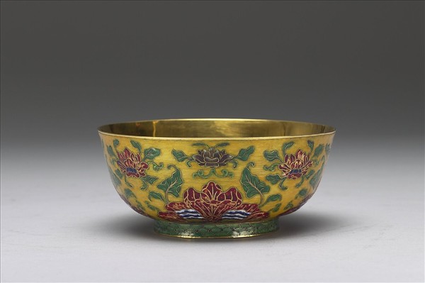 金胎內填琺瑯番蓮紋碗