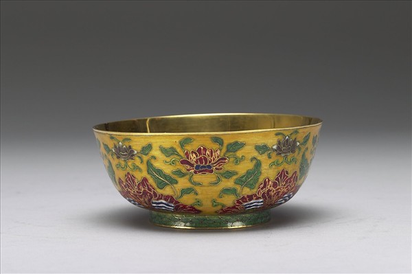 金胎內填琺瑯番蓮紋碗