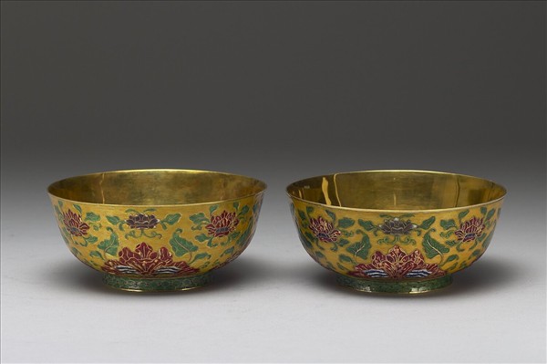 金胎內填琺瑯番蓮紋碗