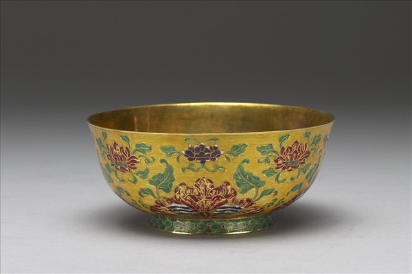 金胎內填琺瑯番蓮紋碗