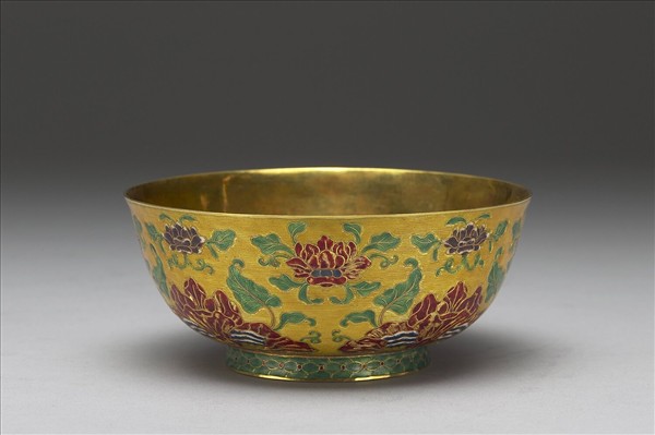 金胎內填琺瑯番蓮紋碗