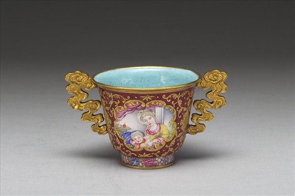 金胎內填兼畫琺瑯西洋母子圖杯