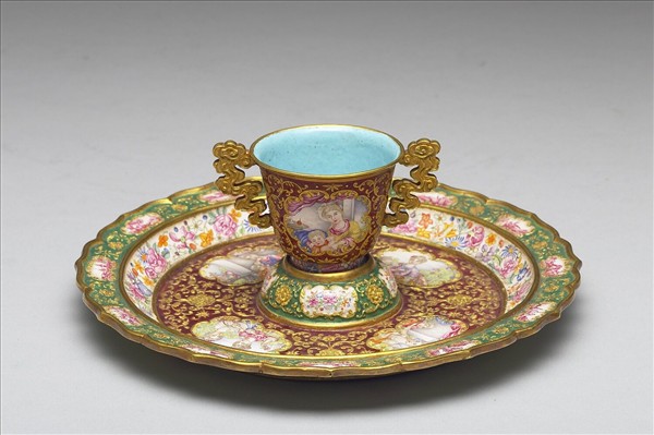 金胎內填兼畫琺瑯西洋母子圖杯