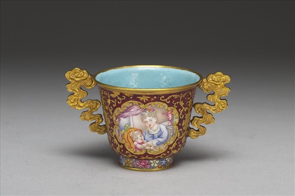 金胎內填兼畫琺瑯西洋母子圖杯