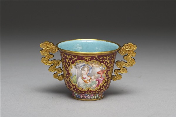 金胎內填兼畫琺瑯西洋母子圖杯