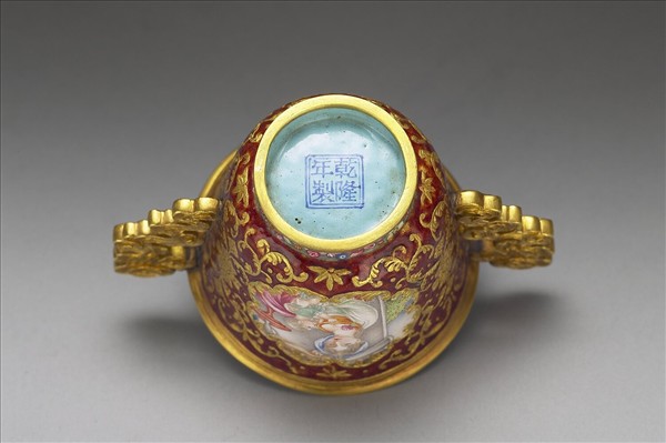 金胎內填兼畫琺瑯西洋母子圖杯