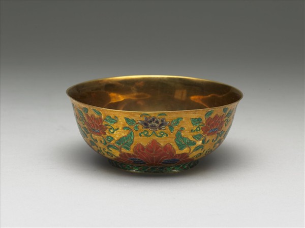 金胎內填琺瑯番蓮紋碗