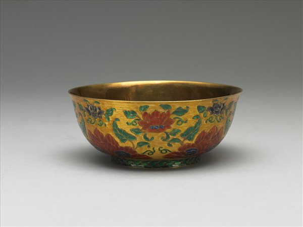 金胎內填琺瑯番蓮紋碗