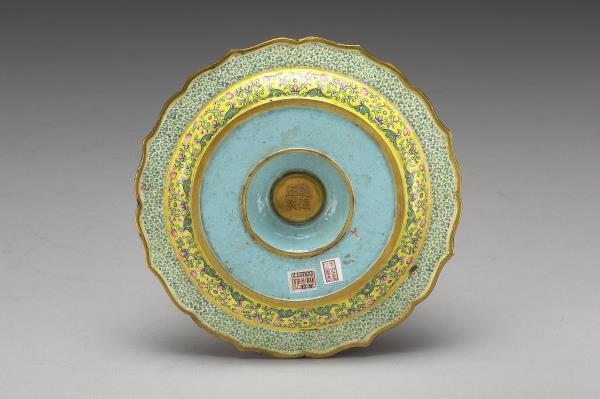 金胎內填兼畫琺瑯盤