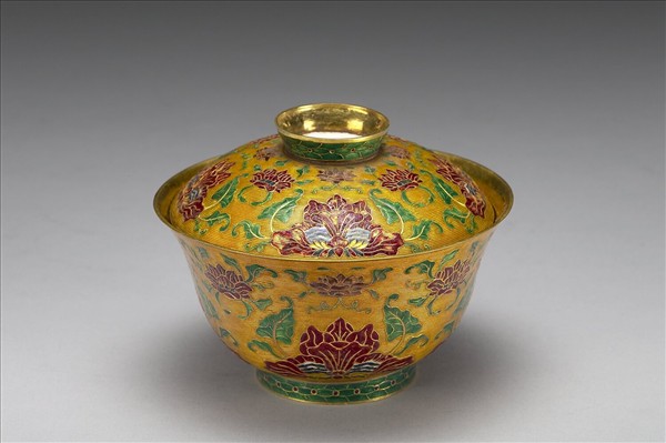 金胎內填琺瑯番蓮紋蓋盞