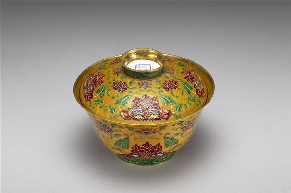 金胎內填琺瑯番蓮紋蓋盞