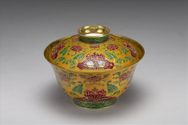 金胎內填琺瑯番蓮紋蓋盞