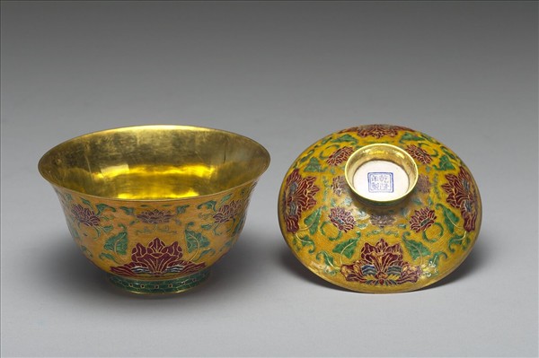 金胎內填琺瑯番蓮紋蓋盞