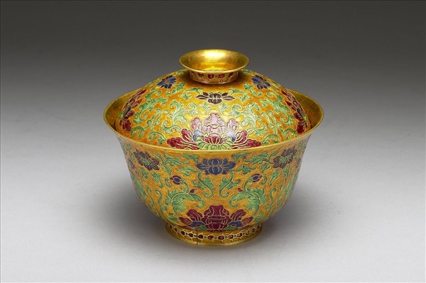 金胎內填琺瑯番蓮紋蓋盞