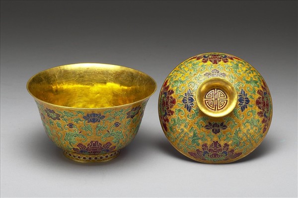 金胎內填琺瑯番蓮紋蓋盞