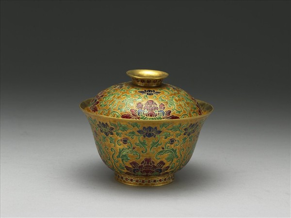 金胎內填琺瑯番蓮紋蓋盞